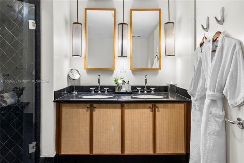 Condo in Miami Beach, Florida, 2 bedrooms  № 2022946 - photo 16