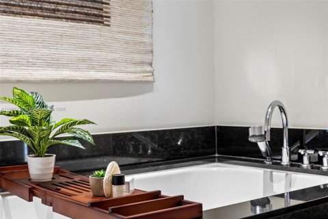 Condo in Miami Beach, Florida, 2 bedrooms  № 2022946 - photo 21