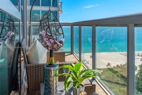 Condo in Miami Beach, Florida, 2 bedrooms  № 2022946 - photo 27