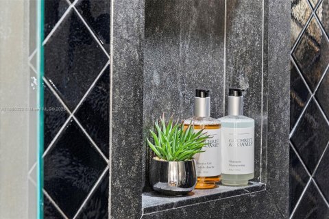 Condo in Miami Beach, Florida, 2 bedrooms  № 2022946 - photo 19