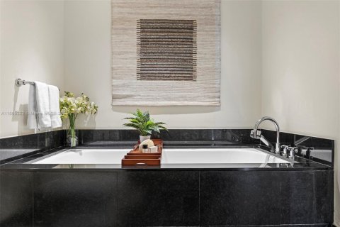 Condo in Miami Beach, Florida, 2 bedrooms  № 2022946 - photo 20