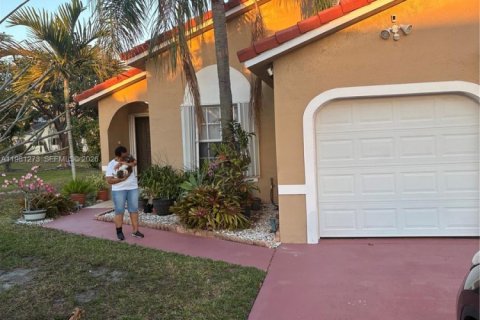 Propiedad comercial en Hialeah, Florida 1 dormitorio, 183.3 m2 № 2043405