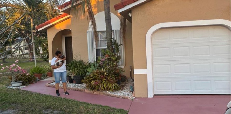 Propiedad comercial en Hialeah, Florida 1 dormitorio, 183.3 m2 № 2043405