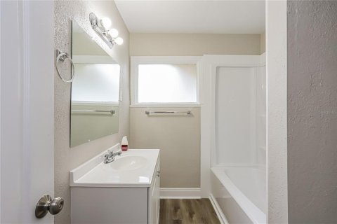 House in Clearwater, Florida 4 bedrooms, 109.25 sq.m. № 1797412 - photo 13