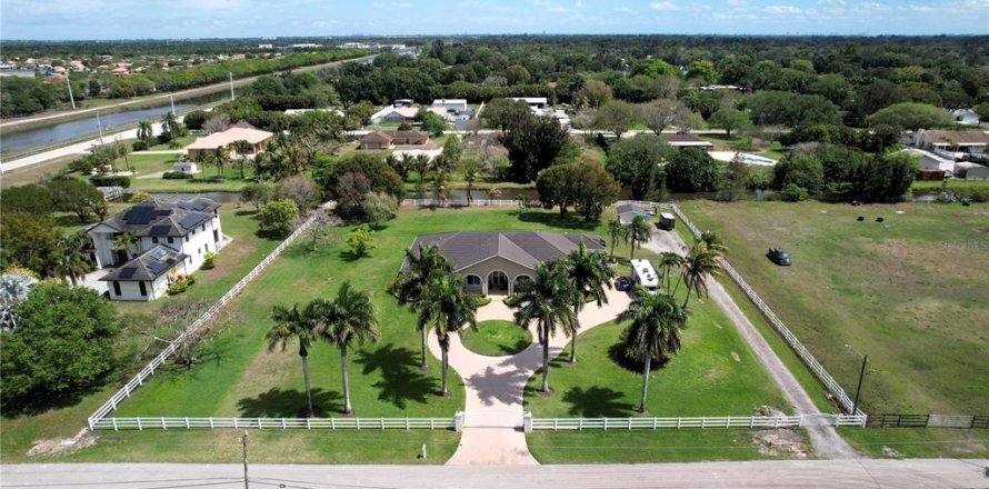 House in Southwest Ranches, Florida 5 bedrooms, 375.98 sq.m. № 2110306