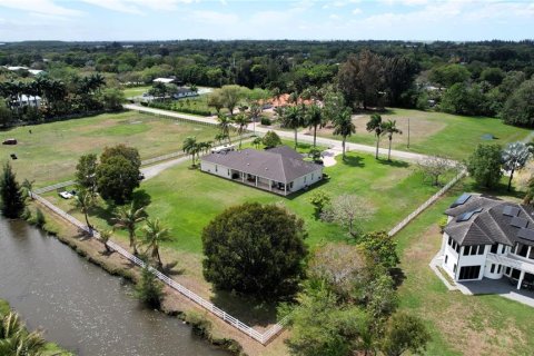 House in Southwest Ranches, Florida 5 bedrooms, 375.98 sq.m. № 2110306 - photo 9