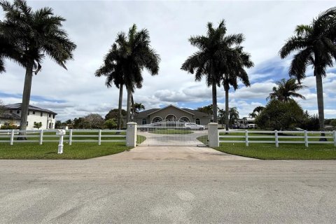 House in Southwest Ranches, Florida 5 bedrooms, 375.98 sq.m. № 2110306 - photo 3