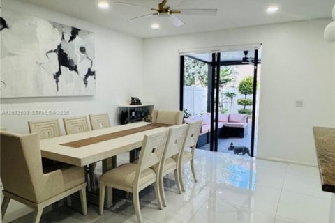 Adosado en venta en Hialeah, Florida, 4 dormitorios, 172.98 m2 № 2146519 - foto 4