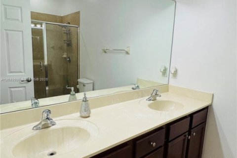 Adosado en venta en Hialeah, Florida, 4 dormitorios, 172.98 m2 № 2146519 - foto 22
