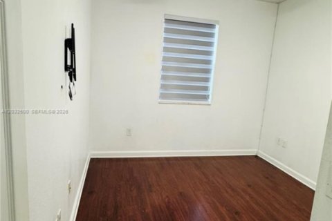Adosado en venta en Hialeah, Florida, 4 dormitorios, 172.98 m2 № 2146519 - foto 23