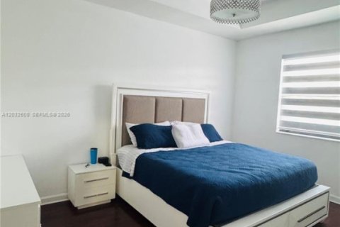 Adosado en venta en Hialeah, Florida, 4 dormitorios, 172.98 m2 № 2146519 - foto 9