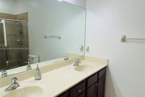 Adosado en venta en Hialeah, Florida, 4 dormitorios, 172.98 m2 № 2146519 - foto 13