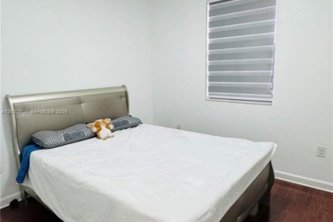 Adosado en venta en Hialeah, Florida, 4 dormitorios, 172.98 m2 № 2146519 - foto 19