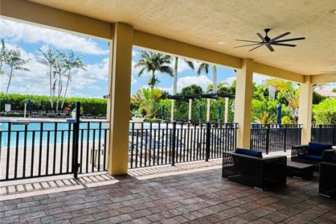 Adosado en venta en Hialeah, Florida, 4 dormitorios, 172.98 m2 № 2146519 - foto 28