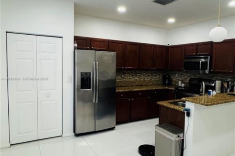 Adosado en venta en Hialeah, Florida, 4 dormitorios, 172.98 m2 № 2146519 - foto 5
