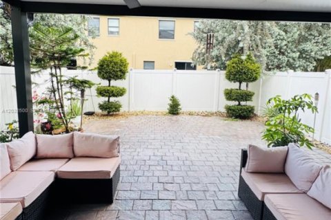 Adosado en venta en Hialeah, Florida, 4 dormitorios, 172.98 m2 № 2146519 - foto 7