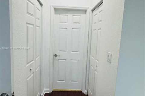 Adosado en venta en Hialeah, Florida, 4 dormitorios, 172.98 m2 № 2146519 - foto 12