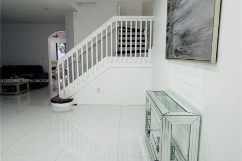 Adosado en venta en Hialeah, Florida, 4 dormitorios, 172.98 m2 № 2146519 - foto 2
