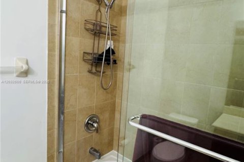 Adosado en venta en Hialeah, Florida, 4 dormitorios, 172.98 m2 № 2146519 - foto 21