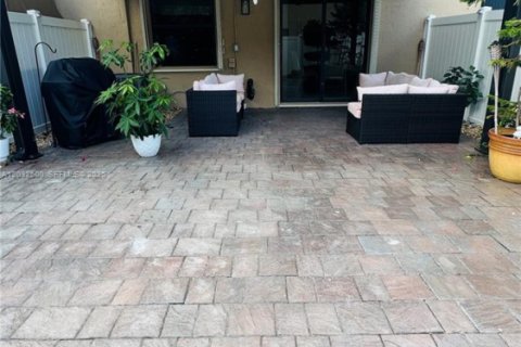 Adosado en venta en Hialeah, Florida, 4 dormitorios, 172.98 m2 № 2146519 - foto 8