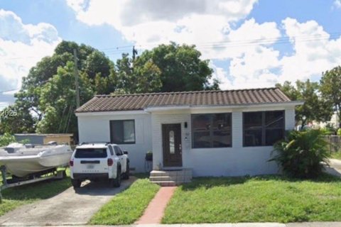 House in Hialeah, Florida 4 bedrooms, 189.8 sq.m. № 2048392