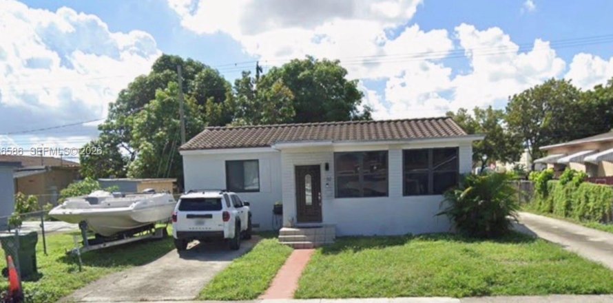House in Hialeah, Florida 4 bedrooms, 189.8 sq.m. № 2048392