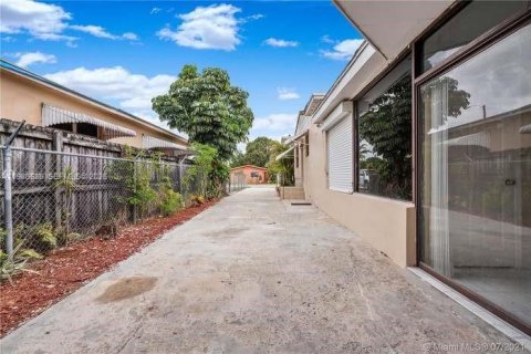 House in Hialeah, Florida 4 bedrooms, 189.8 sq.m. № 2048392 - photo 17