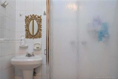 House in Hialeah, Florida 4 bedrooms, 189.8 sq.m. № 2048392 - photo 10