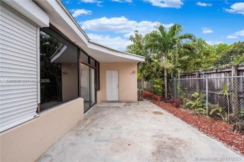 House in Hialeah, Florida 4 bedrooms, 189.8 sq.m. № 2048392 - photo 18