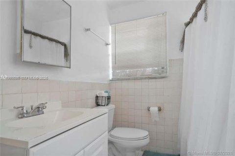 House in Hialeah, Florida 4 bedrooms, 189.8 sq.m. № 2048392 - photo 15