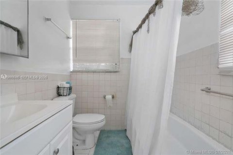 House in Hialeah, Florida 4 bedrooms, 189.8 sq.m. № 2048392 - photo 16