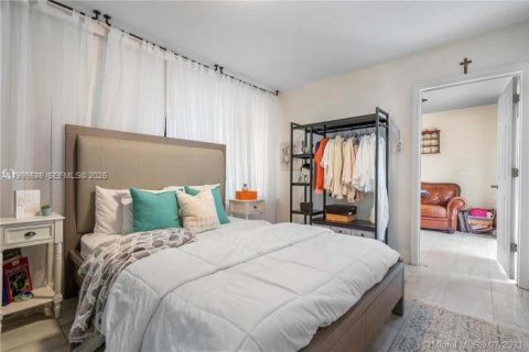 House in Hialeah, Florida 4 bedrooms, 189.8 sq.m. № 2048392 - photo 6