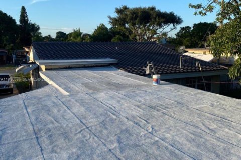 House in Hialeah, Florida 4 bedrooms, 189.8 sq.m. № 2048392 - photo 22