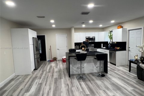 House in Hialeah, Florida 4 bedrooms, 189.8 sq.m. № 2048392 - photo 3