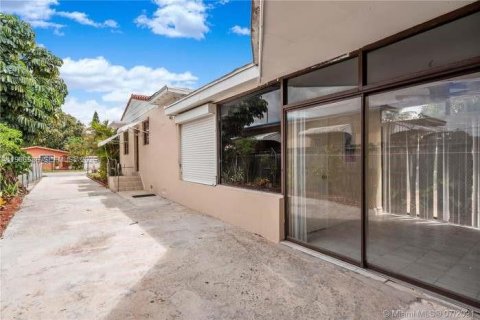 House in Hialeah, Florida 4 bedrooms, 189.8 sq.m. № 2048392 - photo 19
