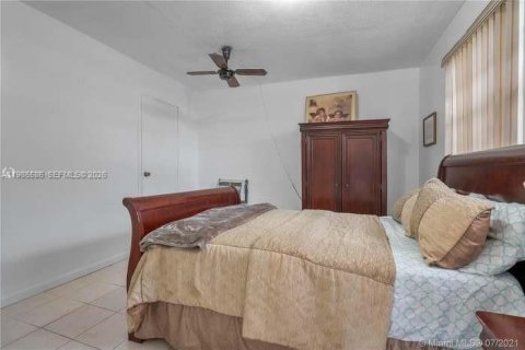 House in Hialeah, Florida 4 bedrooms, 189.8 sq.m. № 2048392 - photo 13