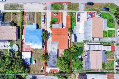 House in Hialeah, Florida 4 bedrooms, 189.8 sq.m. № 2048392 - photo 2