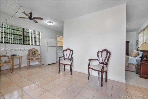 House in Hialeah, Florida 4 bedrooms, 189.8 sq.m. № 2048392 - photo 23