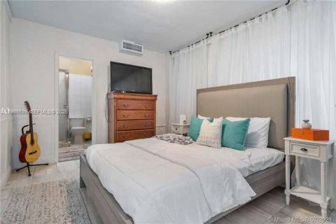 House in Hialeah, Florida 4 bedrooms, 189.8 sq.m. № 2048392 - photo 8