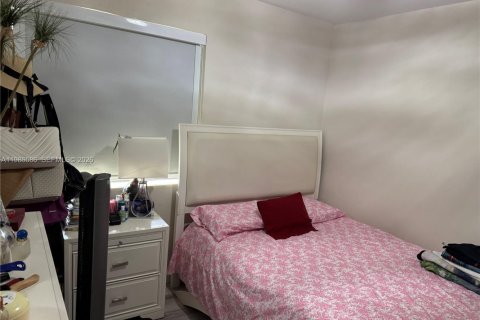 House in Hialeah, Florida 4 bedrooms, 189.8 sq.m. № 2048392 - photo 14