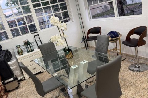 House in Hialeah, Florida 4 bedrooms, 189.8 sq.m. № 2048392 - photo 24