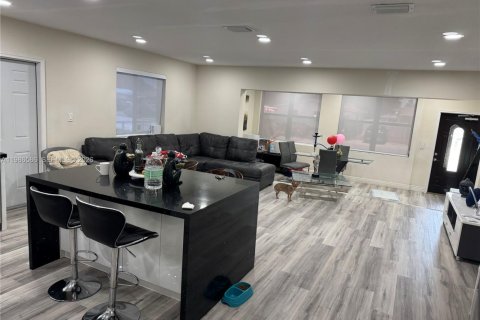 House in Hialeah, Florida 4 bedrooms, 189.8 sq.m. № 2048392 - photo 4