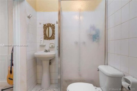 House in Hialeah, Florida 4 bedrooms, 189.8 sq.m. № 2048392 - photo 9