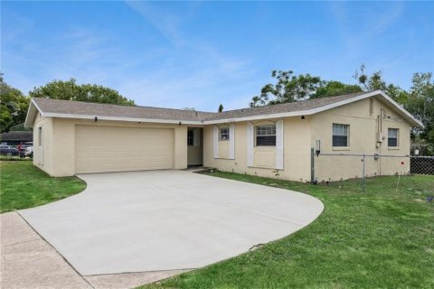 House in Deltona, Florida 3 bedrooms, 161.56 sq.m. № 2302294