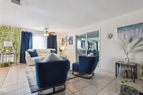 Villa ou maison à vendre à Deltona, Floride: 3 chambres, 161.56 m2 № 2302294 - photo 3