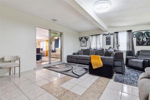 Villa ou maison à vendre à Deltona, Floride: 3 chambres, 161.56 m2 № 2302294 - photo 12