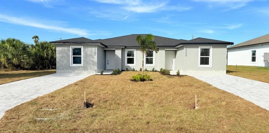 Duplex in Port Charlotte, Florida 6 bedrooms, 215.9 sq.m. № 1757221