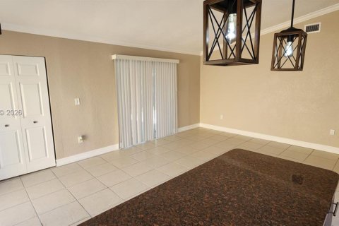 Casa en alquiler en Miami, Florida, 3 dormitorios, 108.7 m2 № 2030749 - foto 14