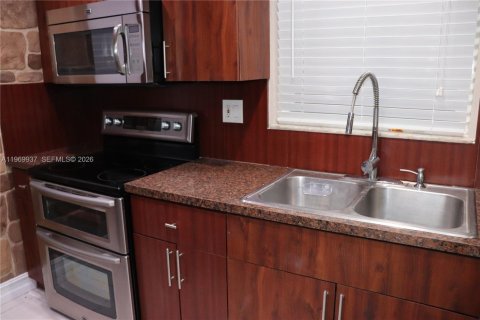 Casa en alquiler en Miami, Florida, 3 dormitorios, 108.7 m2 № 2030749 - foto 7