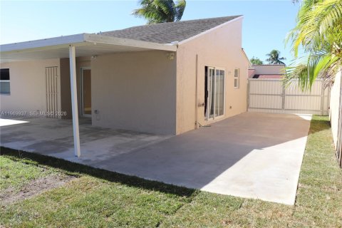 Casa en alquiler en Miami, Florida, 3 dormitorios, 108.7 m2 № 2030749 - foto 29